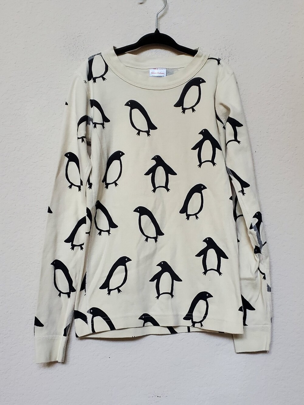 Hanna Andersson Cream Long Sleeve Pajama Set with Black Penguin Print. Size 10